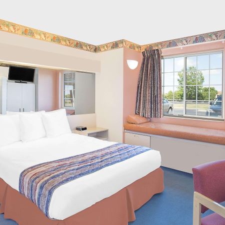 Microtel Inn & Suites By Wyndham Фон-дю-Лак Экстерьер фото