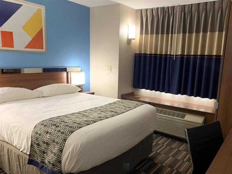 Microtel Inn & Suites By Wyndham Фон-дю-Лак Экстерьер фото