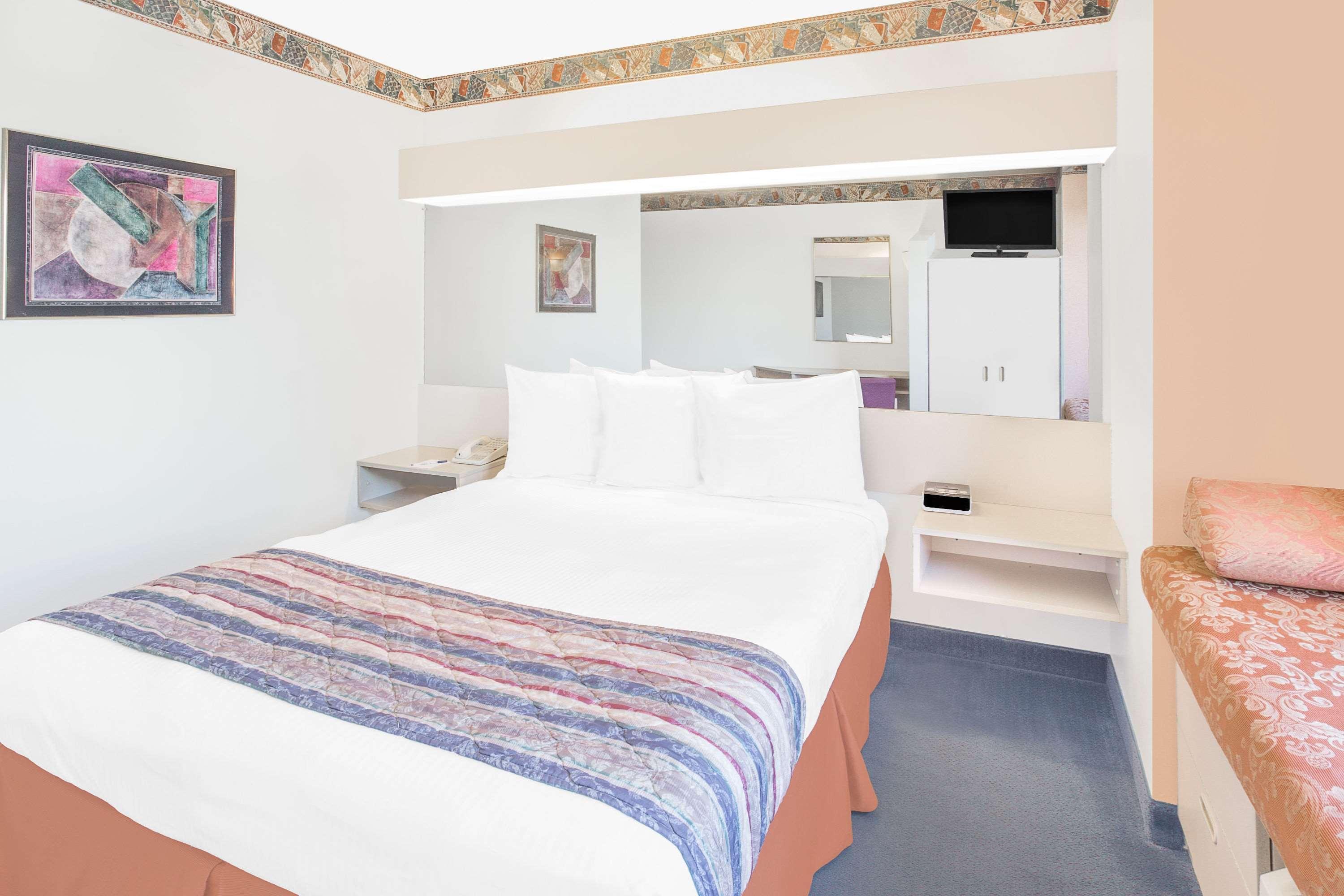 Microtel Inn & Suites By Wyndham Фон-дю-Лак Экстерьер фото
