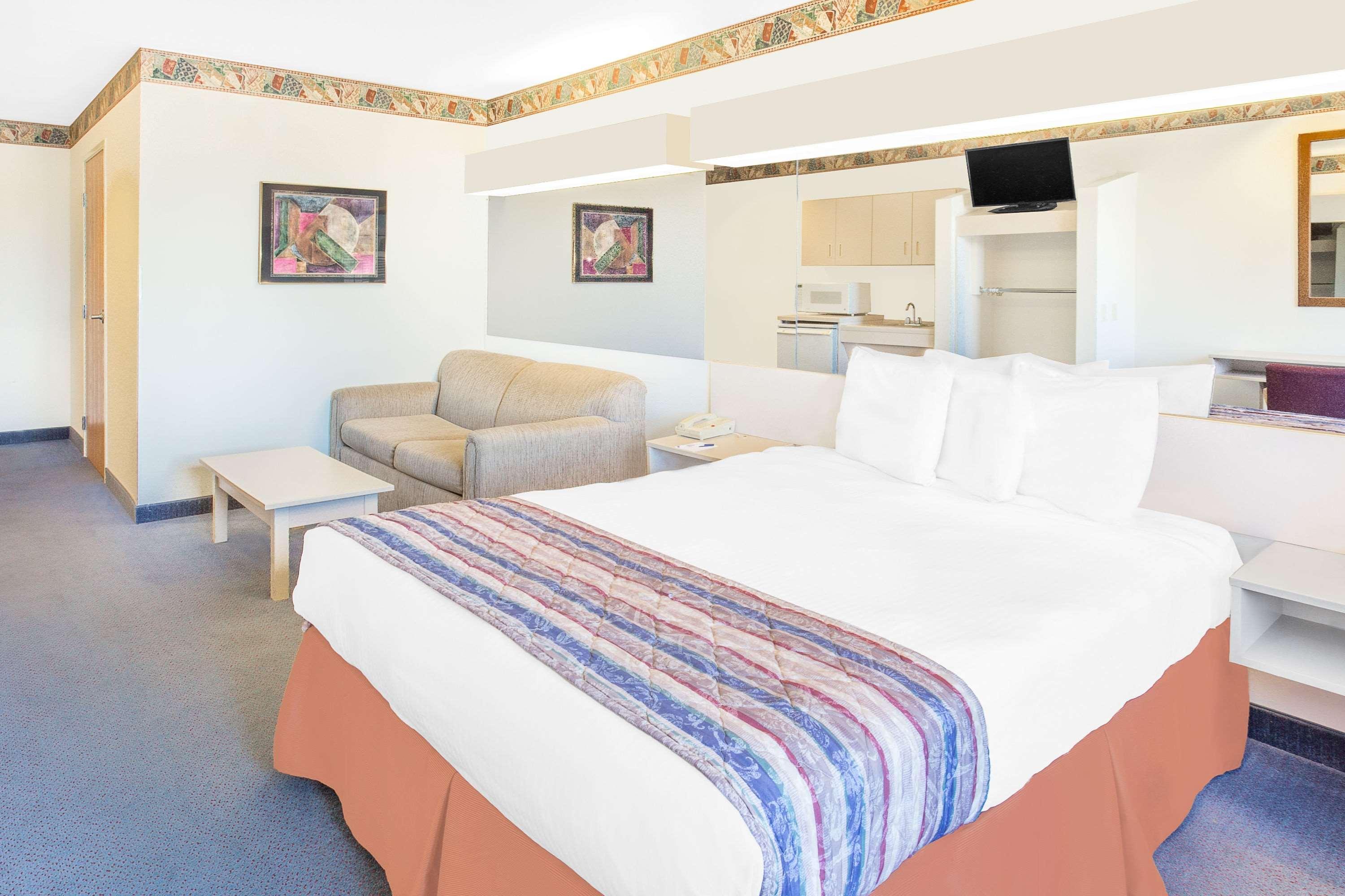 Microtel Inn & Suites By Wyndham Фон-дю-Лак Экстерьер фото