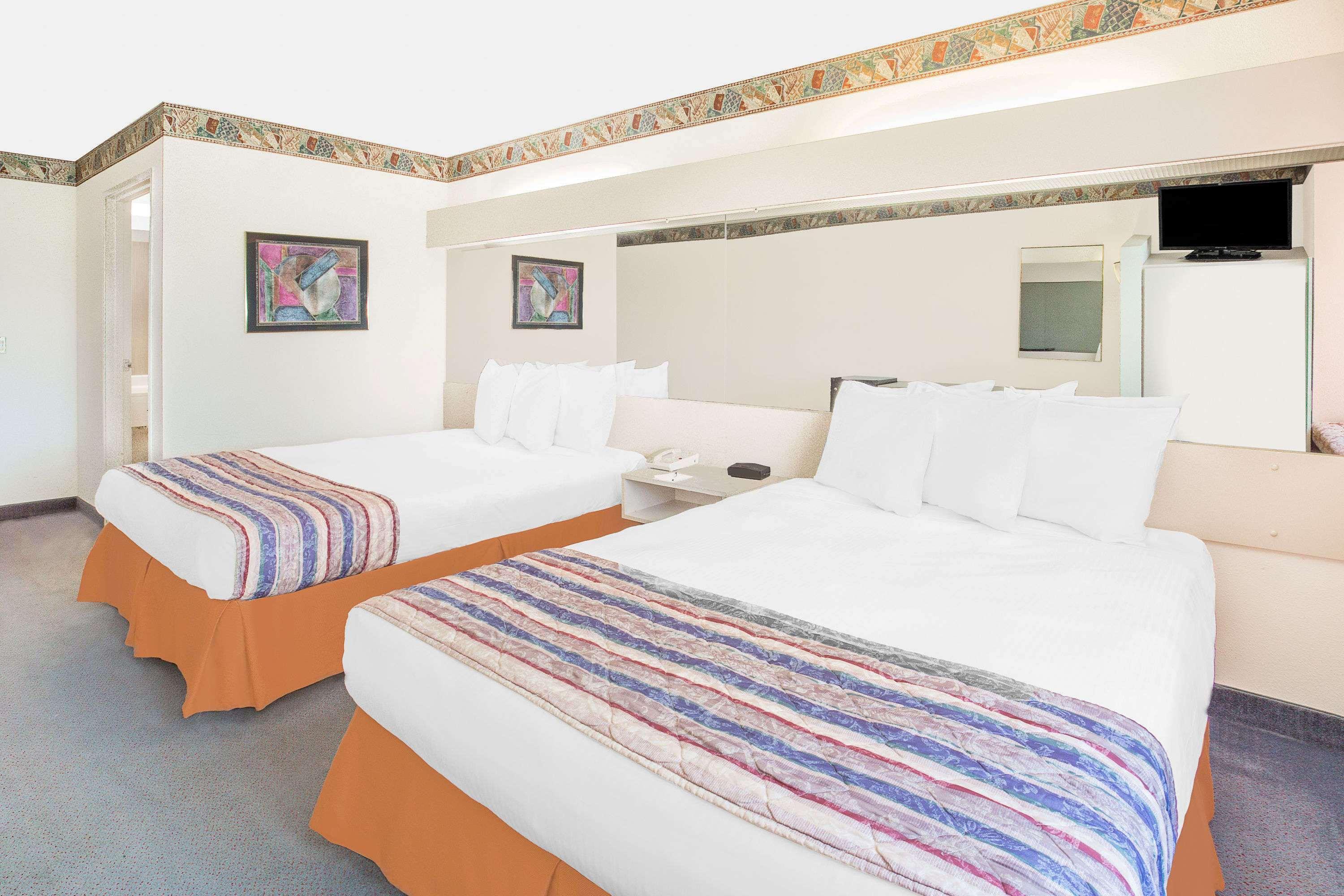 Microtel Inn & Suites By Wyndham Фон-дю-Лак Экстерьер фото