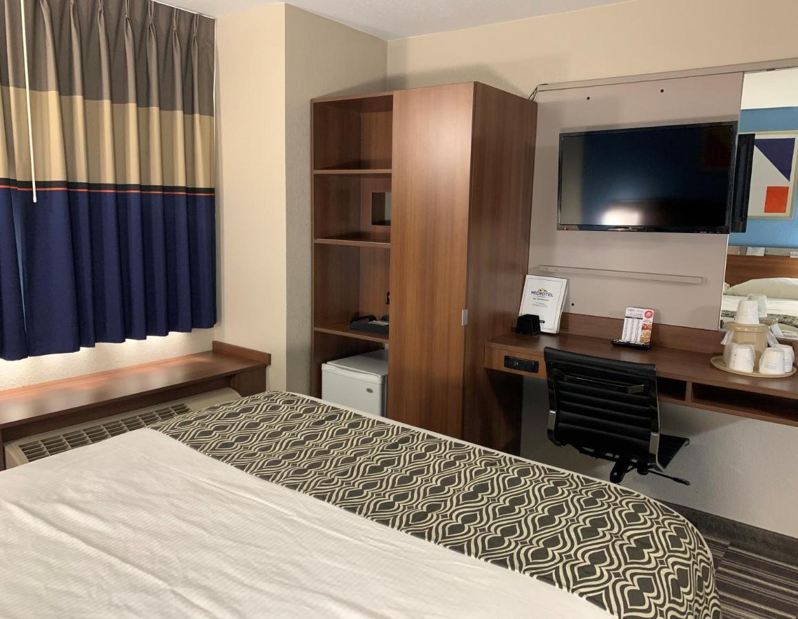 Microtel Inn & Suites By Wyndham Фон-дю-Лак Экстерьер фото